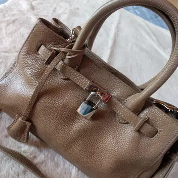 베이지 가죽 숄더백 락 포함