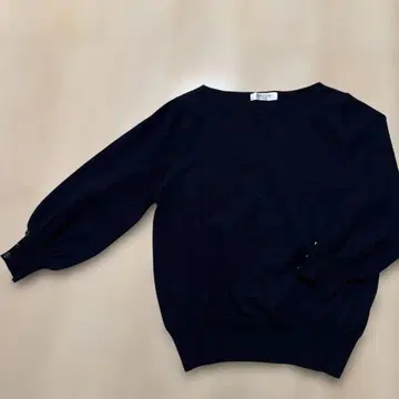 네이비 벌룬 슬리브 니트와 체크 무늬 스커트 셋업