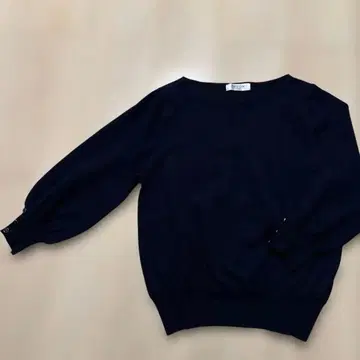 네이비 벌룬 슬리브 니트와 체크 무늬 스커트 셋업