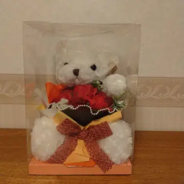 테디베어와 빨간색 부케