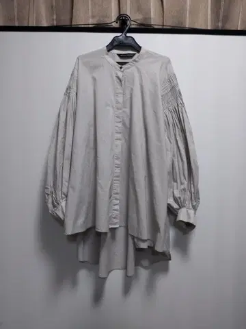 미즈이로 인드 그레이 벌룬 슬리브 셔츠