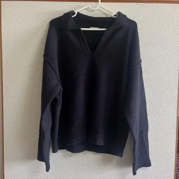 네이비 V넥 폴로 스타일 긴팔 니트