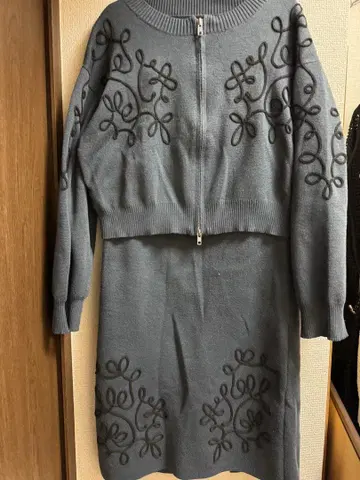 Lumier 그레이 자수 긴팔 니트 원피스