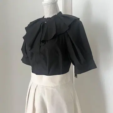 Tiara 프릴 칼라 블라우스