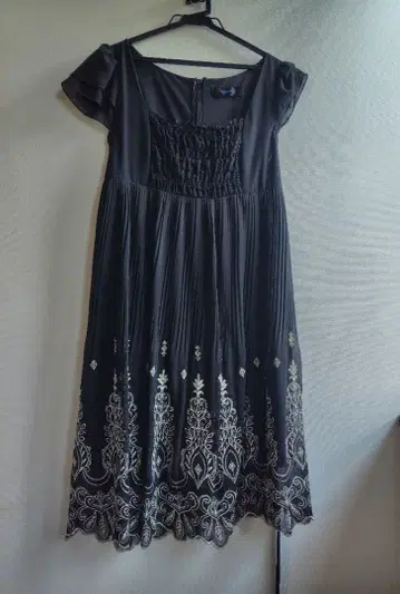 블랙 프릴 소매 플리츠 원피스