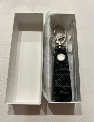 인덴야 블랙 엠보싱 가공 키링