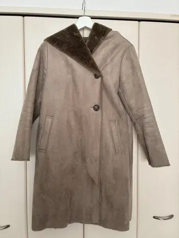 후드 부착 베이지 페이크 무스탕 코트