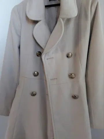 크림색 더블 브레스트 코트