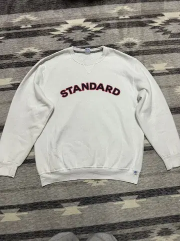 STANDARD 자수 로고 크루넥 맨투맨 러셀