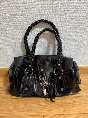 블랙 패턴트 레더 핸드백 y2k