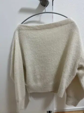 FRAY I.D 폭스 캐시미어 오프숄더 니트탑