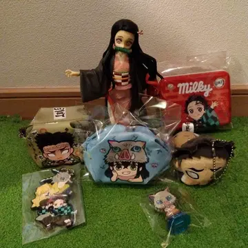 귀멸의 칼날 피규어와 캐릭터 굿즈 세트