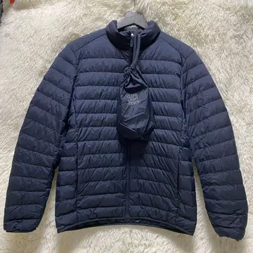 유니클로 울트라 라이트 다운 자켓 네이비 M 사이즈 수납 봉투 포함