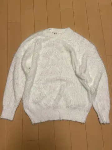 새상품 미사용 복슬복슬 화이트 니트 페더 얀 긴팔 부드러운 DCHX