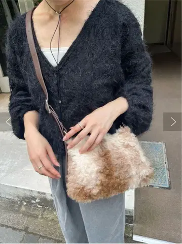 퍼지 소재 V넥 긴팔 가디건