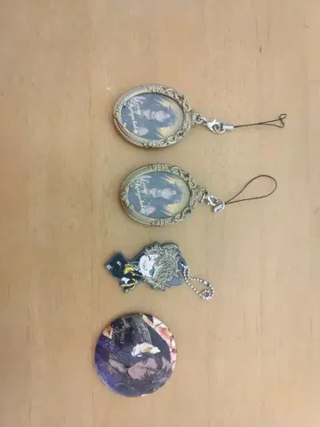 캐릭터 굿즈 4세트 키링 배지