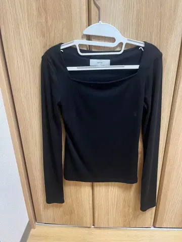 OHOTORO 블랙 긴팔 스퀘어넥 상의