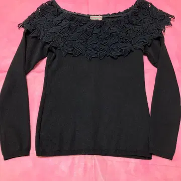 레이스 프릴이 달린 블랙 니트
