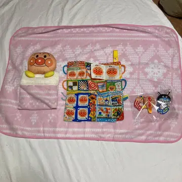 호빵맨 얼굴과 작은 담요와 소리 나는 천 완구와 팔찌 완구