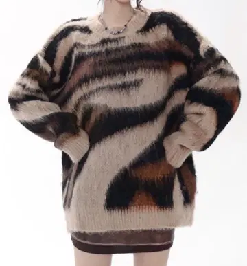 애니멀 무늬 오버 사이즈 스웨터