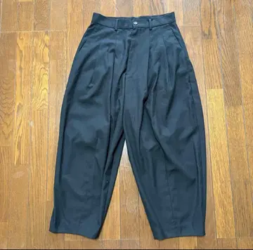 Lui's 블랙 와이드 슬랙스 배기 실루엣