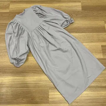 퍼프 슬리브 라이트 그레이 심플 원피스