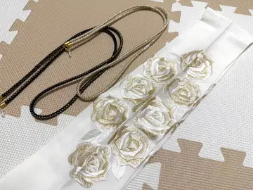 오비매듭 장식용 깃 화이트 베이스 골드 컬러 장미 자수