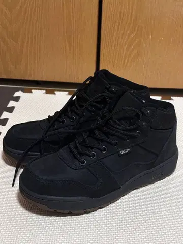 VANS 블랙 하이컷 스니커즈