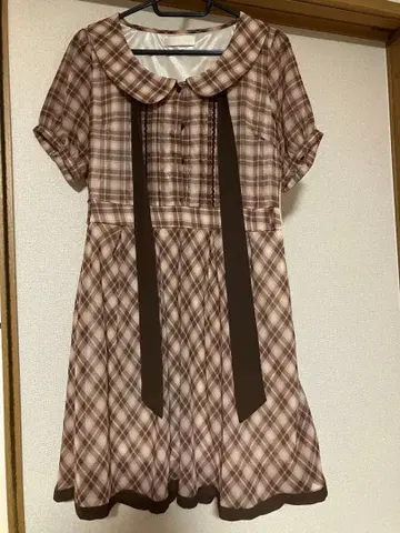 브라운 체크 반팔 무릎 기장 원피스