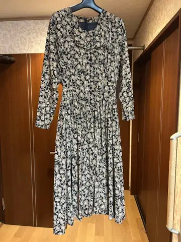 꽃무늬 플레어 드레스 긴팔 블랙과 베이지