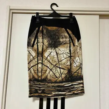 타이트 스커트 블랙과 베이지 디자인