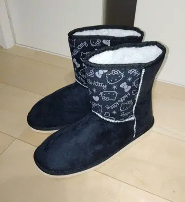 새상품 택 포함 SANRIO 산리오 헬로키티 어그 부츠
