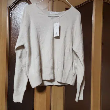 [ 새상품 ] NATURAL BEAUTY BASIC 베이지 V넥 니트