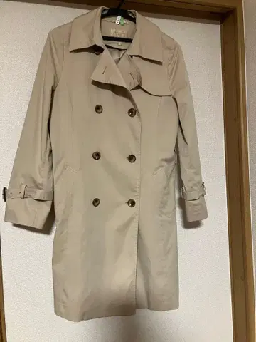 베이지 더블 브레스트 트렌치코트