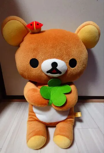 리락쿠마 봉제 인형 밖에서 뒹굴뒹굴