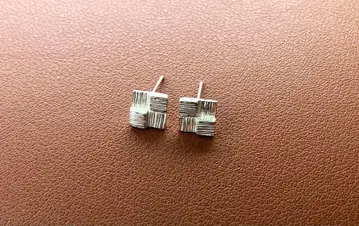 K.Kaju 실버 격자무늬 귀걸이