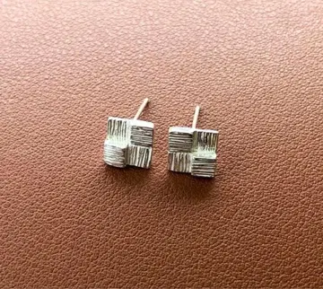 K.Kaju 실버 격자무늬 귀걸이