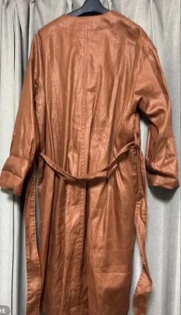 브라운 가죽풍 롱 코트 버튼 포함