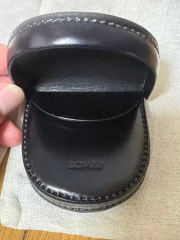 SOMES 블랙 가죽 말발굽 코인 케이스