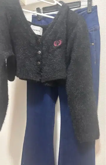 다크 블루 플레어 팬츠와 블랙 미니 기장 가디건 세트