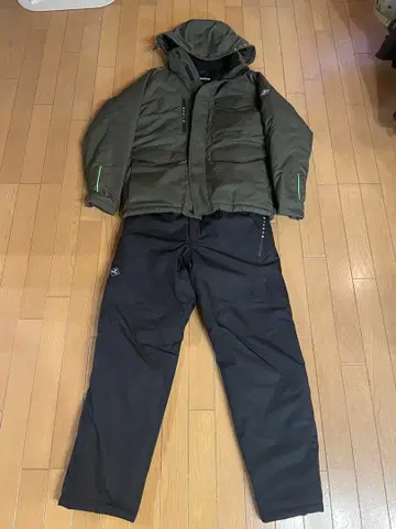 올리브 그린 자켓과 블랙 팬츠 세트