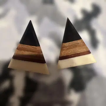 삼각형 디자인의 귀걸이