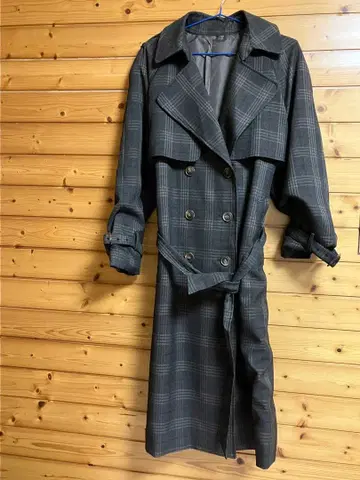 그레이 계열 체크 더블 브레스트 트렌치코트