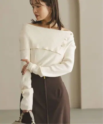 NOBLE 숄더 버튼 타이트 리브 니트 화이트