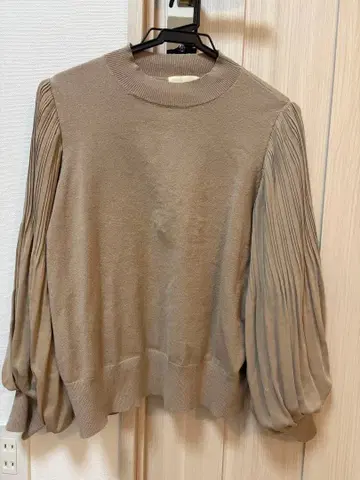 빔즈 하트 베이지 플리츠 소매 니트 스웨터