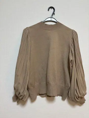 빔즈 하트 베이지 플리츠 소매 니트 스웨터