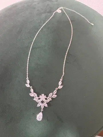 새상품급 엘레강트한 잎 모티브 목걸이