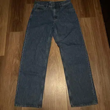 UNIQLO JW ANDERSON 2025년 모델 스트레이트 청바지