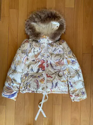 꽃무늬 퍼 달린 숏 다운 자켓