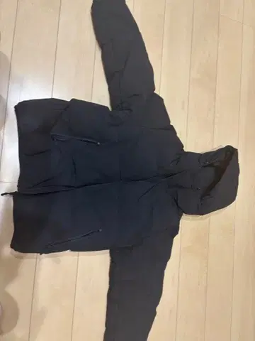 GU 블랙 다운 자켓